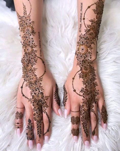 40+ Eid Henna Mehndi Designs - Boss Babe Chronicles Intricate Henna Designs, Arab Henna, Wedding Henna Designs, Henna Mehndi Designs, Cute Henna Designs, Front Mehndi Design, Arabic Henna Designs, Floral Henna Designs, Eid Henna