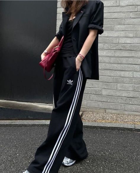 Athleisure Outfits Hijab, Adidas Trousers Outfit, Athleisure Outfits Streetstyle, Adidas Track Pants Outfit, Adidas Street Style, Looks Adidas, Track Pants Outfit, Look Adidas, Walking Down The Street