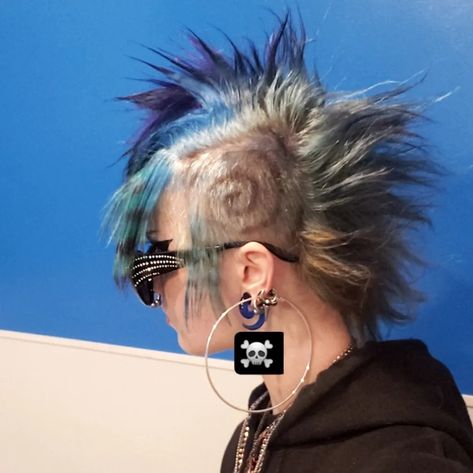 Punk Mohawk Mullet, Chelsea Hawk Hair, Spiked Mullet, Emo Mohawk, Punk Hair Curly, Cool Undercut Designs, Mullet Hair Color Ideas, Fluffy Mohawk, Spiked Mohawk