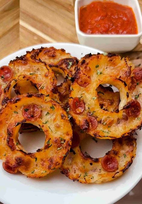 Crunchy Keto Pizza Rings: A Cheesy Affair in Every Bite! Cheese Pepperoni Chips, Keto Onion Rings With Cheese, Cheesy Onion Rings, Keto Pizzas, Pepperoni Chips, Pepperoni Pizza Bites, Pepperoni Recipes, Pizza Pinwheels, Pizza Ball