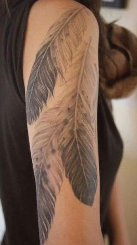 Tattoo Plume, Eagle Feather Tattoos, Girls With Sleeve Tattoos, Feather Tattoo Design, Japanese Tattoos, Tattoo Women, Full Sleeve Tattoos, Celtic Tattoos, Feather Tattoo