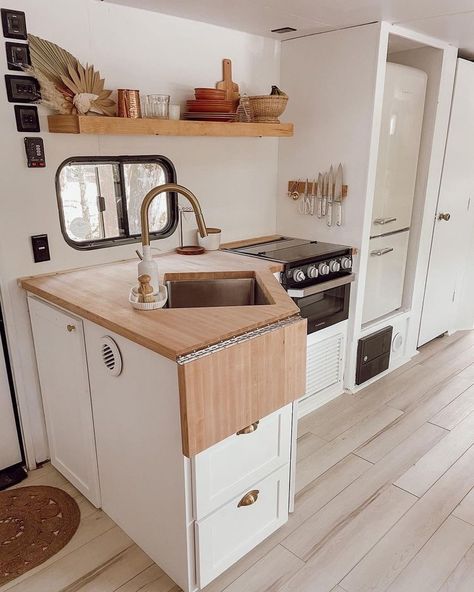 Kitchen Countertop Extension, Smart Small Kitchen, Rv Decorating Ideas, Rv Decorating, Rv Interior Remodel, Camper Interior Design, Tiny House Camper, Camper Kitchen, Camper Trailer Remodel