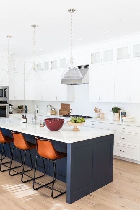 Beautiful white and blue kitchen #bluekitchens #bluedecor #kitchendesign #kitchendecor #kitchenremodel #blueandwhitekitchen Model Dapur, Interior Dapur, Kabinet Dapur, White Kitchen Island, Decor Ikea, Classic Kitchen, Kitchen Farmhouse, Kitchen Island Design, Dining Kitchen