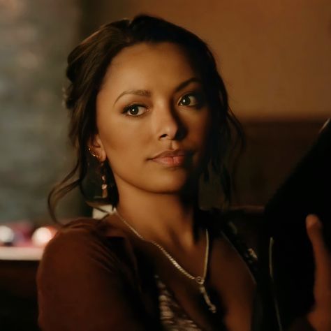 #tvd #kat #bonnie #bonbon Kat Graham Love In The Villa, Bonnie Bennett Pfp, Kat Graham Icons, Bonnie Bennett Icons, Vampire Diaries Bonnie, Bonnie Pfp, Jane Volturi, Tvd Bonnie, Bonnie Vampire Diaries