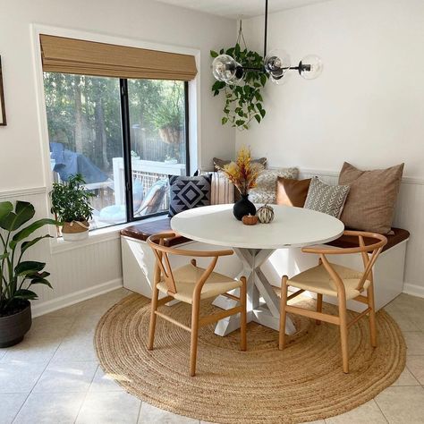 Small Dining Room Decor, Modern Breakfast Nook, Tiny Dining Rooms, Breakfast Nook Table, Mid Century Modern Dining Chairs, Modern Accent Chairs, Nook Table, Apartment Dining, Breakfast Nooks