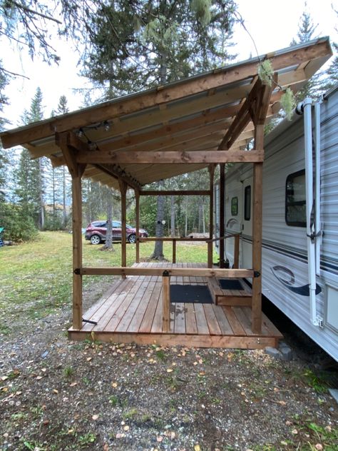 Covered deck. 4x4 posts, 2x6 rafters, strapping and roofing tin Terrasse Mobil Home, Caravan Decking, Camper Porch, Porch For Camper, Rv Deck, Rv Shelter, Campsite Decorating, Awning Ideas, Trailer Deck