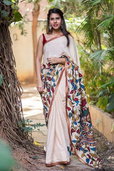 Cream pure crepe saree with handpainted Kalamkari cross pallu appliqué #saree #blouse #houseofblouse #indian #bollywood #style #navyblue #pure #crepe #handpainted #kalamkari #crosspallu White Linen Saree, Elegant Sarees, House Of Blouse, Kalamkari Sarees, Crepe Saree, Simple Sarees, Kalamkari Saree, Linen Saree, Elegant Saree