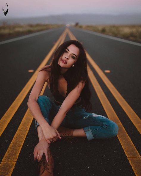 Road Photography, 사진 촬영 포즈, Photoshoot Idea, Foto Poses, Portrait Photography Poses, Best Photo Poses, Street Fashion Photography, Photography Poses Women, Photo Couple