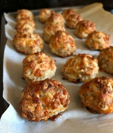 Sausage Bites, Sausage Balls Recipe, Sausage Hash, Viral Recipes, Shredded Hash Browns, Sausage Balls, Breakfast Bites, Breakfast Sausage, Hash Brown