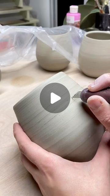 Pottery Handles How To, How To Make Pottery At Home, Ceramics Cup Ideas, Slabs Ceramics Ideas, Hand Pottery Ideas, Clay Cup Ideas, Clay Home Decor, Pottery Handles, Ceramic Handles