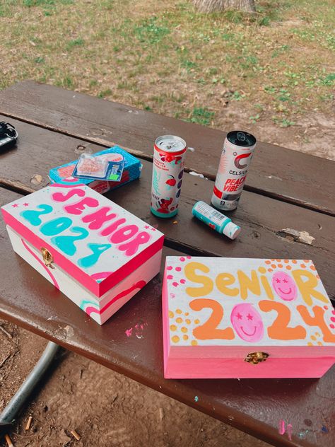 Things To Make For Senior Year, Senior 2024 Box Ideas, Senior Wooden Boxes, Senior Boxes High Schools, Shoe Box Painting Ideas Aesthetic, Senior Year Memory Box Ideas Diy, Painted Box Aesthetic, Senior Ideas Diy, Memory Box Ideas Aesthetic