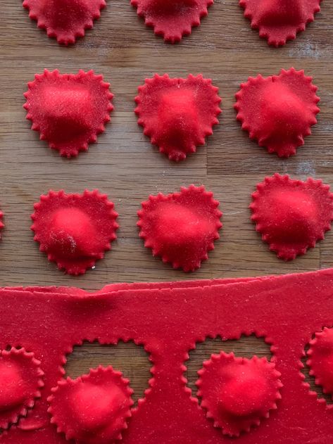 Menu St Valentin, Heart Shaped Ravioli, Valentine Party Ideas, Valentines Party Ideas, Valentine Dinner Party, Valentines Party Food, Valentines Food Dinner, Gift Ideas Valentines, Valentines Day Craft