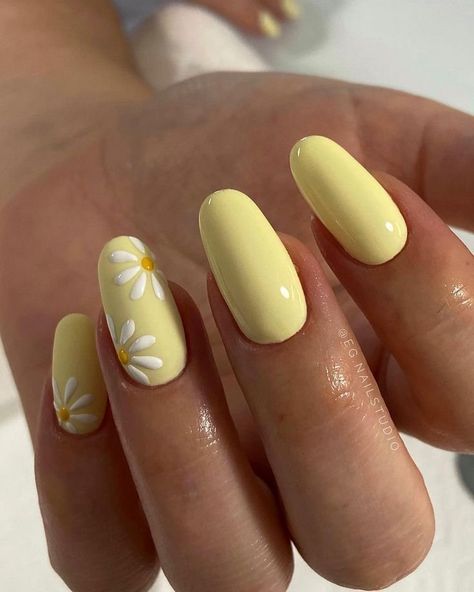 19 Best Butter Yellow Manicure Ideas to Inspire Your Perfect Spring Nails in 2024 — ASHLINA KAPOSTA Butter Yellow Nails With Design, Nails Inspiration Yellow, Nails Ideas Yellow, Yellow Manicure Ideas, Butter Yellow Nails, Nail Ideas Yellow, Croatia Nails, Yellow Short Nails, Trendy Nails Yellow