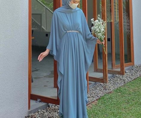 Gamis Satin, Kaftan Hijab, Burkha Designs, Kaftan Simple, Bubu Gown Styles, Model Gamis, Muslim Fashion Dress, Simple Pakistani Dresses, Muslim Fashion Outfits