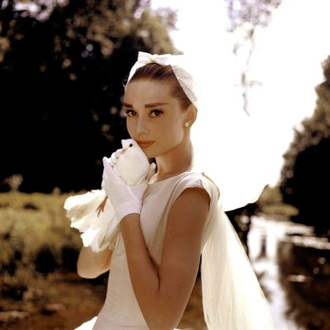 Fifties Wedding Dress, Audrey Hepburn Wedding, Audrey Hepburn Dress, Aubrey Hepburn, Audrey Hepburn Photos, Dressed In White, Jean Shrimpton, Celebrity Bride, Custom Stationary