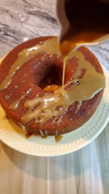 Butter Cake with Brown Sugar Glaze Sugar Glaze Recipe, Pound Cake Glaze, Powdered Sugar Glaze, Make Brown Sugar, Brown Sugar Recipes, Crockpot Ham, Glaze For Cake, Making Butter, Brown Sugar Glaze