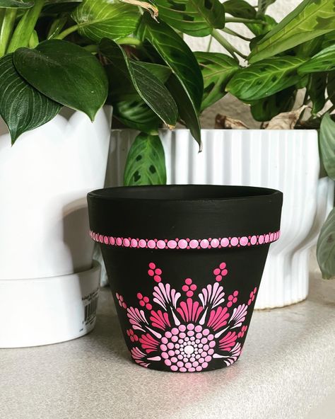 Pot Painting Ideas Traditional, Dot Painting On Flower Pots, Pot Painting Ideas Mandala, Mandala Art On Pot, Pot Painting Ideas Creative, Flower Pot Painting, Pot Painting Ideas, Dot Painting Ideas, Plant Pots Crafts