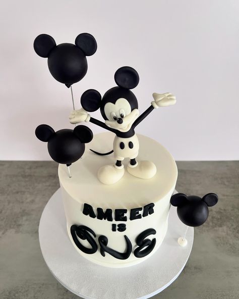 Mickey Cake, Mickey Cakes, Boys 1st Birthday Party Ideas, Pastel Vintage, Mickey Mouse Cake, Birthday Themes For Boys, Mouse Cake, Boy Birthday Cake, Birthday Themes