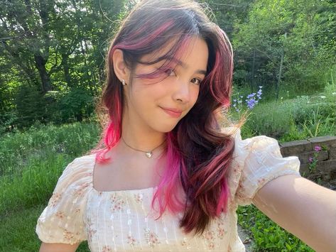 Prom Hairstyles Dyed Hair, Fairy Dyed Hair, Partly Dyed Hair, Pink Underdye Hair, Highlights Drawing, Red Hair With Pink Highlights, Hair Cottagecore, Hair Pink Highlights, Pink Underneath Hair