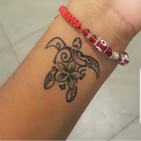 Lil Brother Tattoos, Cute Dainty Tattoos Unique, Clean Tattoo Ideas, Hawaii Turtle Tattoo, Pacific Islander Tattoos, Hawaiian Tattoo Ideas, Tropical Tattoo Ideas, Tattoo Ideas Turtle, Turtle Tattoos For Women