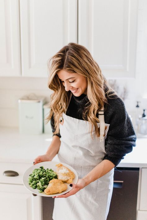 Female Chef Aesthetic, Kitchen Photoshoot, Chef Portrait, Chef Pictures, People Cooking, Lauren Mcbride, Chicken Kiev, Cooking Photos, Cooking Photography