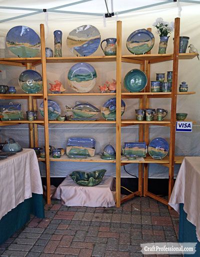 Foldable shelves display handmade pottery. Pottery Display Ideas Shelves, Portable Craft Show Display, Vendor Shelf Display Ideas, Vendor Show Display, Pottery Atelier, Creative Booth Design, Portable Shelving, Pottery Booth Display, Clay Display