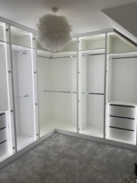 Walk In Closet L Shape Layout, Walk In Wardrobe Dressing Room, Dressing Room U Shape, L Shape Walk In Closet Ideas, Dressing Room With Bed, Dressing Room Design L Shape, L Shaped Closet Designs Walk In, Dressing L Shape, L Shaped Dressing Room