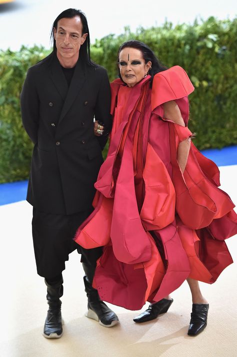 Rick Owens and Michelle Lamy. Photo: Theo Wargo/Getty Images Michel Lamy, Unique Dressers, Michelle Lamy, Michele Lamy, Rei Kawakubo Comme Des Garcons, Met Gala Outfits, Met Gala Red Carpet, Rei Kawakubo, Advanced Style