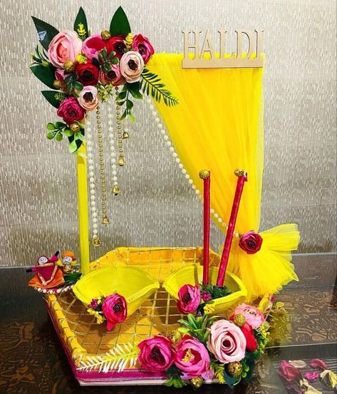 Haldi Platter Decoration - Giftlaya Haldi Palette, Haldi Plate Decoration Ideas Muslim, Haldi Thali Decoration Ideas For Muslims, Haldi Platter Decoration, Mehandi Platter, Haldi Thali, Haldi Plate, Haldi Tray, Wedding Bows Diy