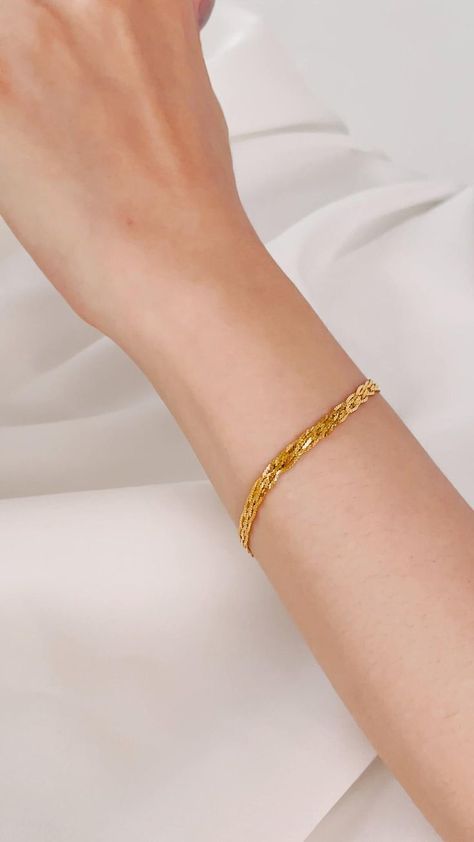 Pretty Gold Necklaces, Antique Gold Bracelet, Gold Bracelet Simple, New Gold Jewellery Designs, Fancy Jewellery Designs, Gold Jewelry Stores, Gold Bride Jewelry, Jewelry Bracelets Gold, Gold Rings Fashion