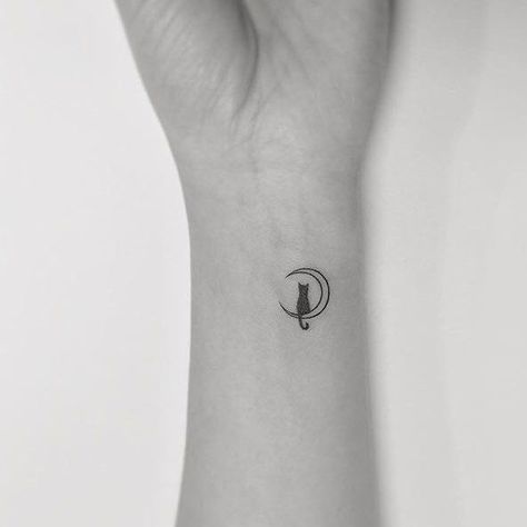 Yin En Yang, Small Shoulder Tattoos, Cat Tattoo Small, 심플한 그림, Black Cat Tattoos, Petite Tattoos, Inspiration Tattoos, Cat Tattoo Designs, Cute Tiny Tattoos