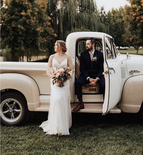 Wedding Truck Photos, Engagement Truck Photos, Antique Car Wedding Pictures, Vintage Truck Wedding Photos, Vintage Truck Wedding, Classic Car Wedding, Truck Wedding, Wedding Foto, Wedding Photography List