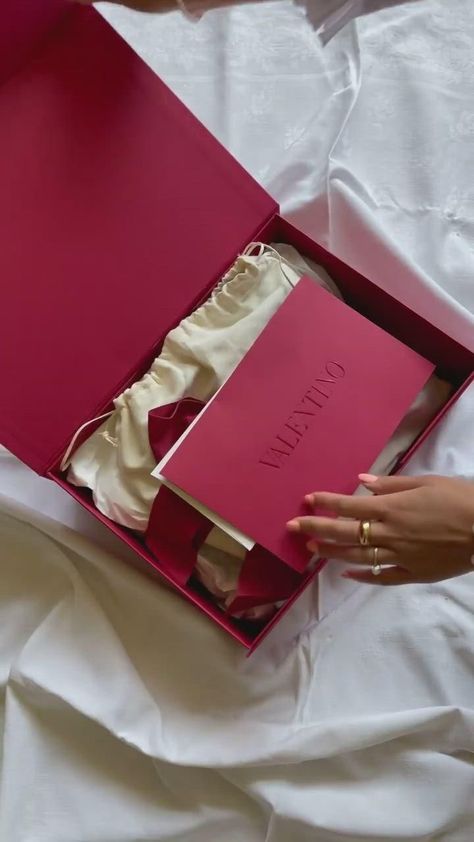 Packaging For Handbags, Luxury Handbag Packaging, Luxury Bag Packaging, Valentino Bag Handbags, Valentino Packaging, Packaging For Bags, Packaging Luxe, Bag Logo Design, Luxury Unboxing