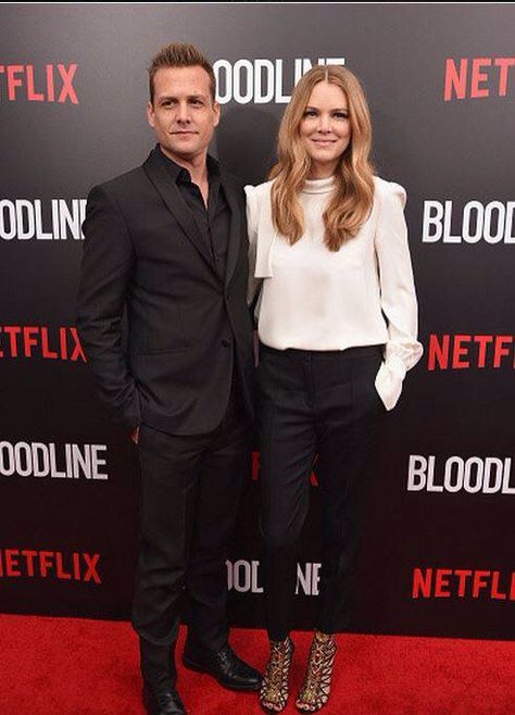 Gabriel Macht and wife Jacinda Barrett at her new show on Netflix called "Bloodline". 2015 /// no tenía idea cuando vi Suits.. Con razón .. Hasta ahora que ella sale en Bloodline @vale3190 Jacinda Barrett, Meghan Markle Suits, Suits Tv Series, Donna Paulsen, Sarah Rafferty, Suits Usa, Suits Show, Suits Tv Shows, Suits Tv