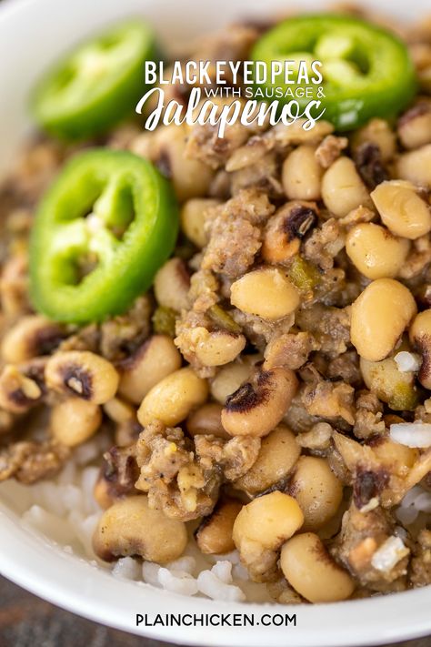 Black Eyed Peas with Sausage and Jalapeños - the BEST black eyed peas EVER! I could make a meal out of these yummy peas!!! Frozen black eyed peas, sausage, jalapeños, garlic, salt, onion, cumin, sage, chicken broth. A must for your New Year's Day meal. Great side dish! #sidedish #blackeyedpeas #sausage Black Eyed Peas With Sausage, Best Black Eyed Peas, Blackeye Peas, Sage Chicken, Smothered Green Beans, Cooking Beans, New Years Day Meal, Yummy Vegetables, Cajun Rice