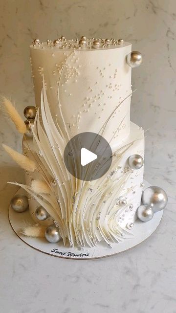 Wafer Paper Cake Decoration, Wafer Paper Wedding Cake, Kenya Grace, Wafer Paper Tutorial, Cupcake Decorating Techniques, Wedding Cake Tutorial, Pearl Cake, Geode Cake, Cake Hacks