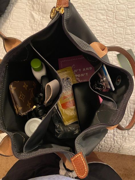 Whats In My Carry On Bag, Le Pilage Tote Aesthetic, Le Pliage Longchamp Outfit, Le Pliage Outfit, Longchamp Aesthetic, Longchamp Bag Outfit, Longchamp Le Pliage Outfit, Le Pliage Longchamp, Longchamp Small Le Pliage