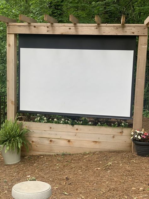 How to Make A Backyard Theater - The Holderness Family Backyard Theater, Holderness Family, Diy Outdoor Movie Screen, Outdoor Projector Screen, Kid Friendly Backyard, Family Backyard, Outdoor Projector, Backyard Movie, Backyard Oasis Ideas