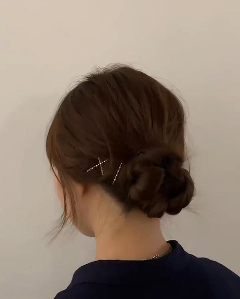 Hair Bun For Short Hair Easy, Korean Bun Tutorial, Korean Low Bun, Short Hair Bun Tutorial, Korean Hair Bun, Long Hair Bun Styles, Korean Bun Hairstyles, Hair Bun For Short Hair, Ulzzang Hairstyle