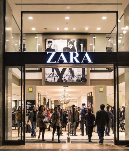 Zara Clothing, Zara Outlet, Store Shelves Design, Zara Shop, Zara Store, Retail Facade, Shop Facade, Retail Store Interior Design, Clothing Store Interior