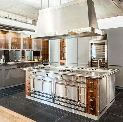 Officine Gullo, Metal Kitchen Cabinets, Kitchen Styles, Luxe Interiors, Metal Kitchen, Kitchen Pictures, Professional Kitchen, Garden Kitchen, Luxury Kitchens