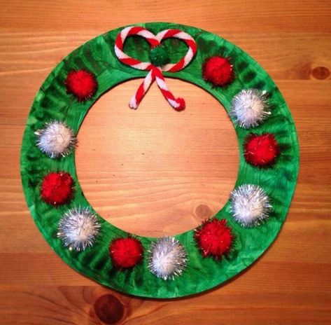 Paper Plate Wreath, Julkransar Diy, Plate Wreath, Christmas Wreath Craft, December Crafts, Christmas Crafts For Toddlers, Preschool Christmas Crafts, Christmas Arts And Crafts, Aktivitas Montessori