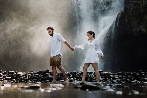 Waterfall Pre Wedding Shoot, Rishikesh Pre Wedding Shoot, Waterfall Photoshoot Ideas, Waterfall Couple Photoshoot, Waterfall Poses, Waterfall Proposal, Pre Wedding Photoshoot Theme, Pre Wedding Photoshoot Beach, Couples Beach Photography