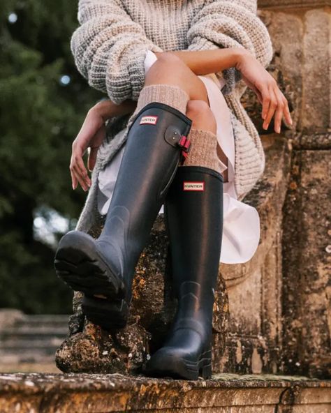 Ethical Vegan Rain Gear For 2023 - Eluxe Magazine Hunter Wellington Boots, Rainboots Outfit, Rain Boot Outfit, Eclectic Outfits, Hunter Boots Outfit, Black Hunter Boots, Hunter Wellies, Navy Boots, Wellington Boot