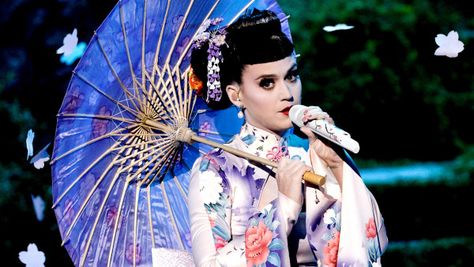 Katy Perry Dress, Appropriation Art, Memoirs Of A Geisha, Madame Butterfly, Traditional Japanese Kimono, Cultural Appropriation, Boy George, American Music Awards, Awards Ceremony