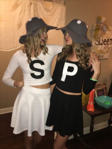 Salt and pepper Halloween costume #twincostume #halloweencostume #DIY #easycostume #twinhalloweencostume Twin Day Outfits, Salt And Pepper Costume, Costumes For Best Friends, Girl Duo, Sibling Halloween Costumes, Easy College Halloween Costumes, Twin Costumes, Spirit Halloween Costumes, Halloween Costum