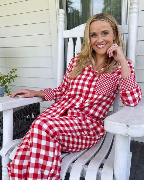 Reese Witherspoon Outfits, Reese Witherspoon House, Reese Witherspoon Book Club, Most Beautiful Photos, Moccasin Pattern, Serum Anti Age, Christmas Pjs, Draper James, Female Actresses