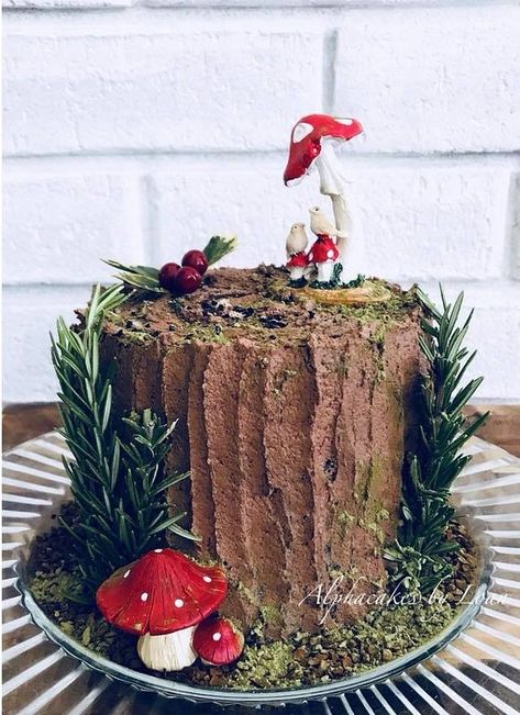 Tree stump cake. Frog Mushroom Cake, Mushroom Cakes, Stump Cake, Tree Stump Cake, Mushroom Cake, Woodland Cake, Fairy Tea Parties, Forest Birthday, Woodland Birthday Party