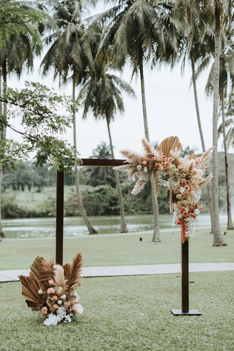 The Ultimate Guide To A Neutral Boho Wedding Theme - That Isle Life Wedding Decorations Arch, Neutral Boho Wedding, Bright Wedding Bouquet, Boho Themed Party, Boho Wedding Arch, Boho Wedding Ceremony, Rusting Wedding, Boho Wedding Theme, Wedding Entrance Decor