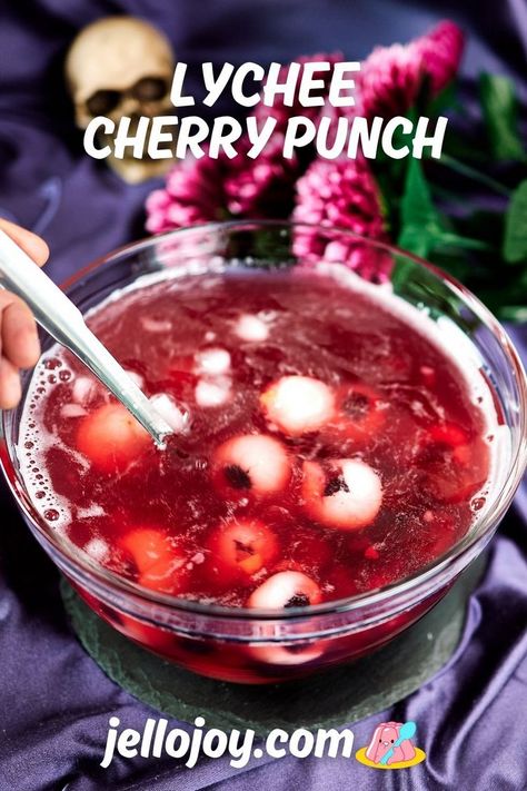 What's in the Witch's Brew Punch? EYEBALLS! This horrifying Halloween Party Punch is easy to make, tastes delicious and refreshing and you can make it non-alcoholic or spiked with vodka! | jellojoy.com Cherry Limeade Punch, Lychee Eyeballs, Limeade Punch, Eyeball Punch, Halloween Punch For Kids, Halloween Party Punch, Halloween Ideias, Easy Party Punch, Eyeballs Halloween